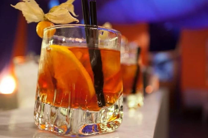 Cocktails &amp; Bar Lounge